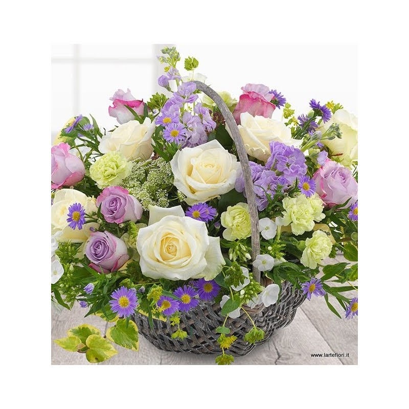Cesta De Flores blancas y lilas – Ramos y rosas